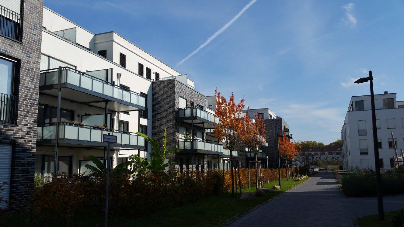 Moderne Wohnhäuser mit umlaufenden Balkonen an der Seepromenade