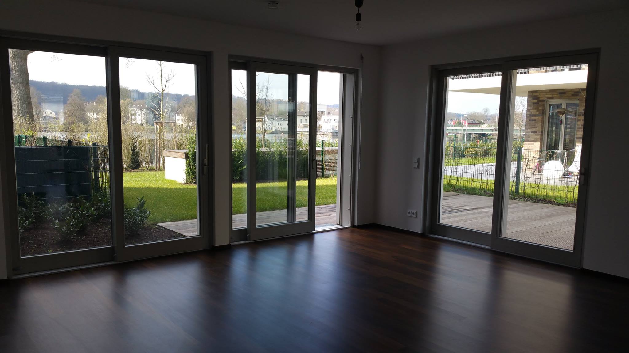 Erdgeschosswohnung mit Terrassentüren und Blick in den Garten